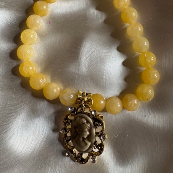 Golden Grace Cameo - Picture 5 of 5